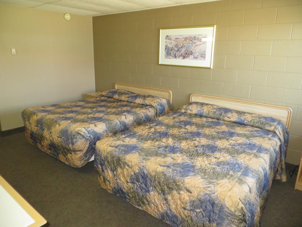 Westgate Inn Saskatoon Room photo
