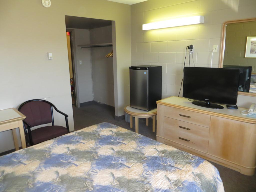 Westgate Inn Saskatoon Room photo